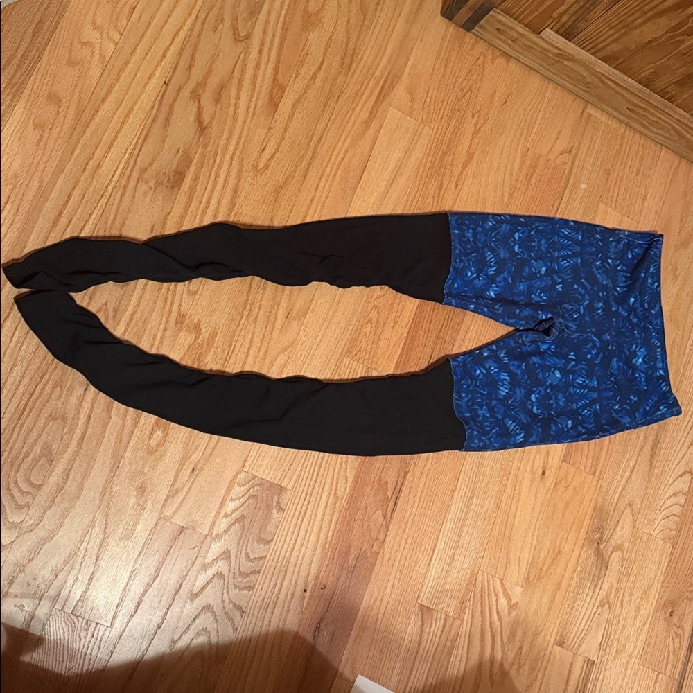 ALO Yoga Blue and Black Goddess Leggings